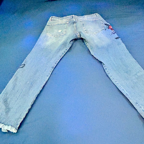 Taylor and Sage Distressed Jeans w/ Flower Appliqué, size 28 - Picture 6 of 9